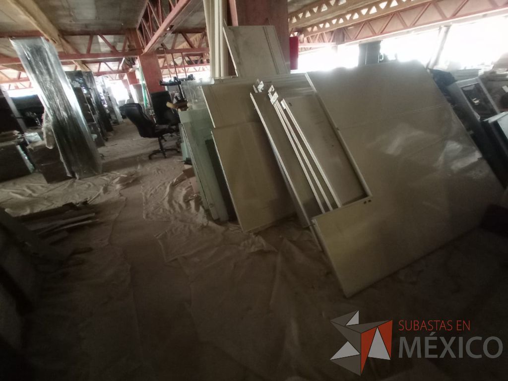 Lote 039 - 25 piezas aprox de mampara para sanitarios y 1000 piezas aprox. de accesorios para estación de trabajo - Imagen 23