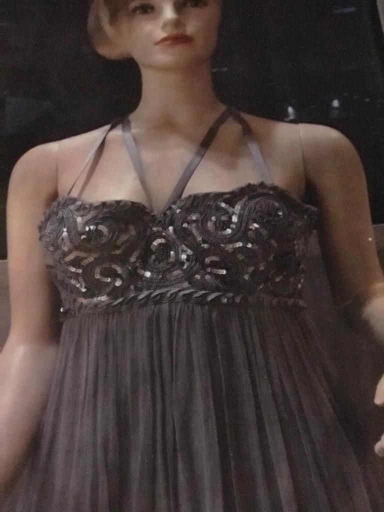 Lote 003 - 100 Vestidos largos de gala de diferentes colores, marcas y modelos - Imagen 11