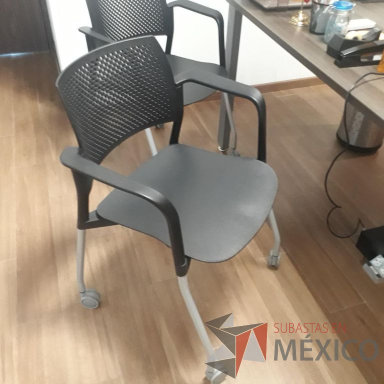 Lote 024 - 4 Sillas de visita con ruedas, descansabrazos, asiento y respaldo en plástico