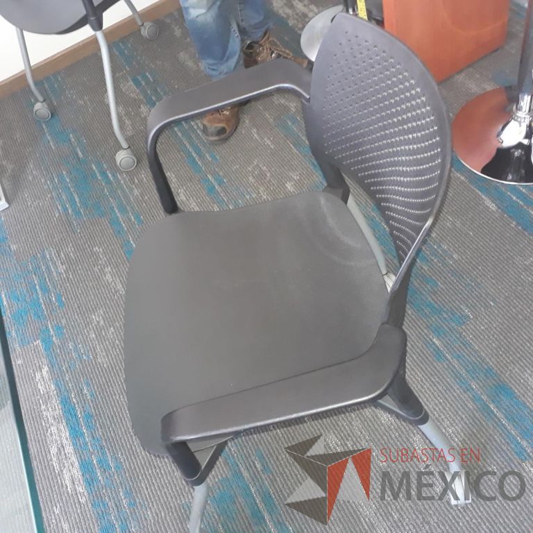 Lote 031 - Silla de visita, descansabrazos, asiento en tela color gris y respaldo en plástico