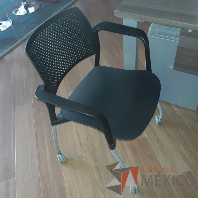 Lote 032 - 2 Sillas de visita con ruedas, descansabrazos, asiento en tela color negro y respaldo en plástico