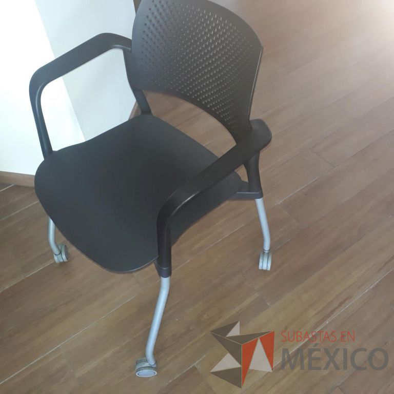 Lote 032 - 2 Sillas de visita con ruedas, descansabrazos, asiento en tela color negro y respaldo en plástico - Imagen 2