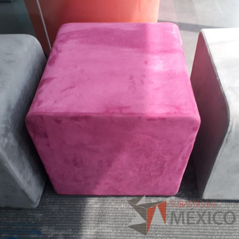 Lote 008 - Taburete cuadrado en tela color rosa