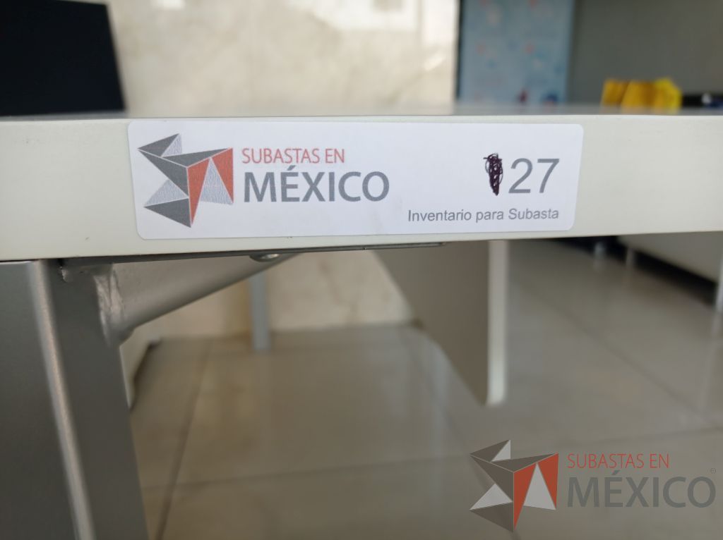 Lote 003 - Mesa de trabajo rectangular con patas metálicas y cubierta color blanco - Imagen 5