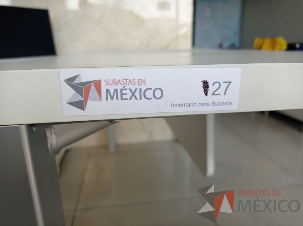 Lote 003 - Mesa de trabajo rectangular con patas metálicas y cubierta color blanco - Imagen 6