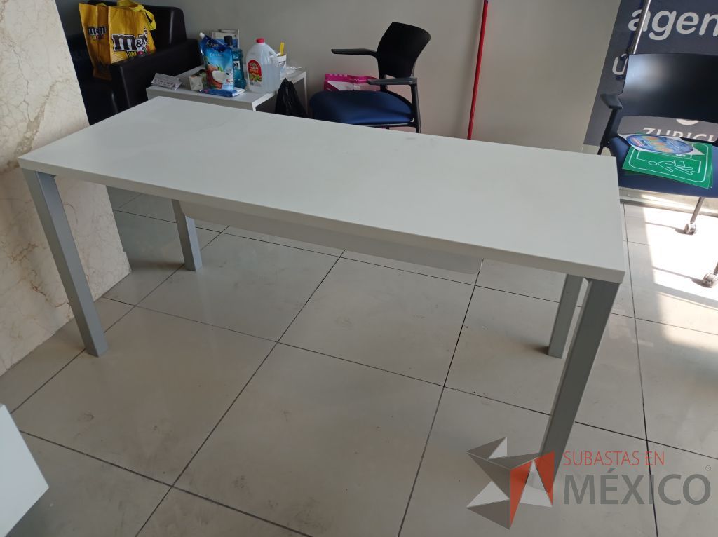 Lote 003 - Mesa de trabajo rectangular con patas metálicas y cubierta color blanco - Imagen 7