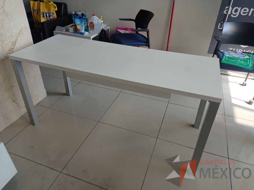 Lote 003 - Mesa de trabajo rectangular con patas metálicas y cubierta color blanco - Imagen 8