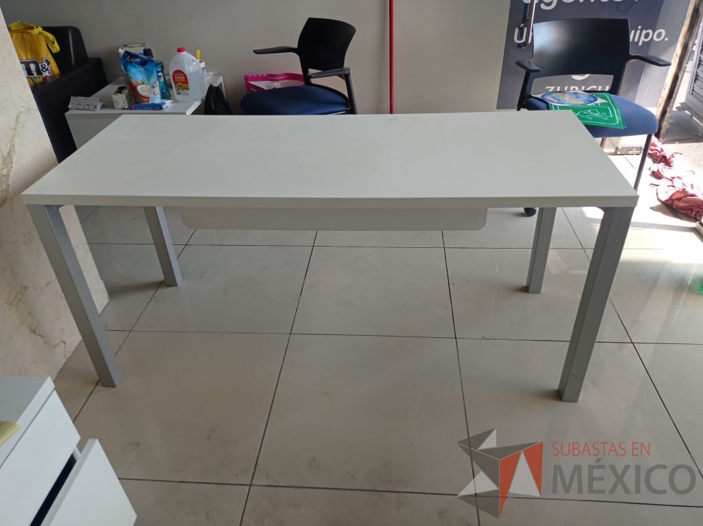 Lote 003 - Mesa de trabajo rectangular con patas metálicas y cubierta color blanco - Imagen 9