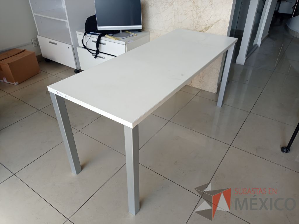 Lote 003 - Mesa de trabajo rectangular con patas metálicas y cubierta color blanco
