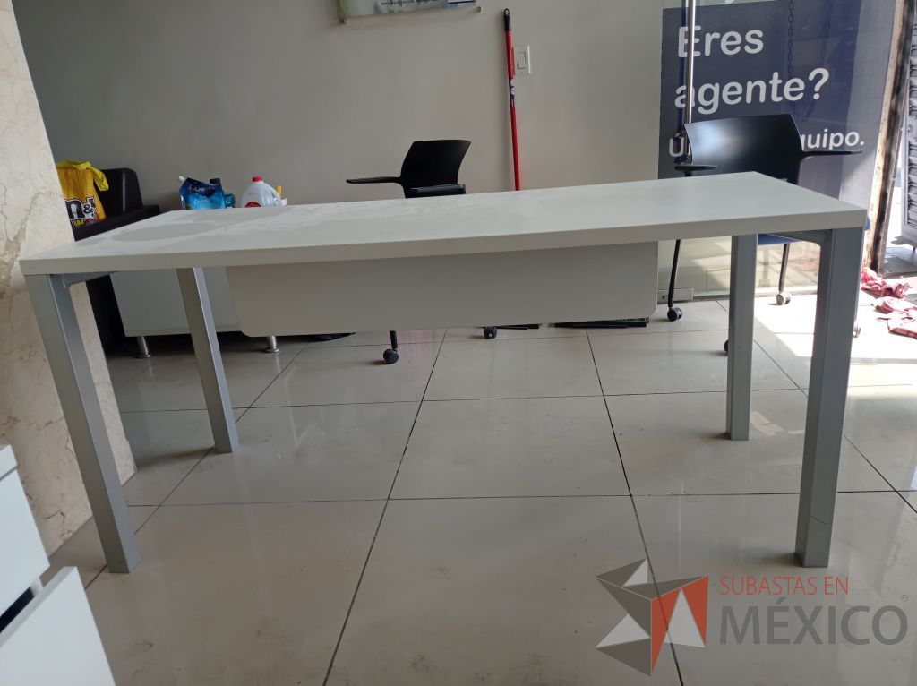 Lote 003 - Mesa de trabajo rectangular con patas metálicas y cubierta color blanco - Imagen 10