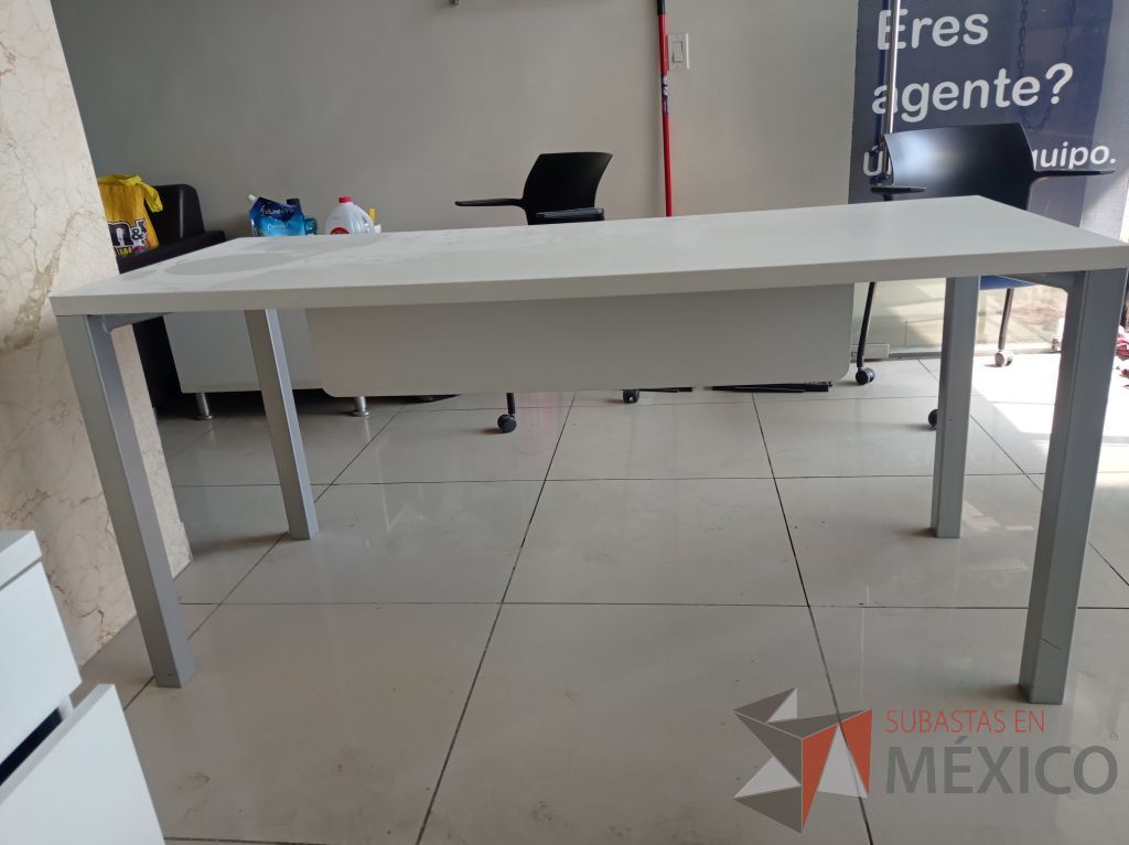 Lote 003 - Mesa de trabajo rectangular con patas metálicas y cubierta color blanco - Imagen 11