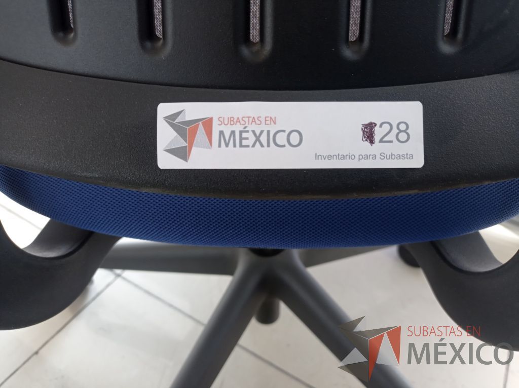 Lote 004 - Silla ejecutiva asiento de tela color azul respaldo en malla color negro con descansabrazos y ruedas - Imagen 2