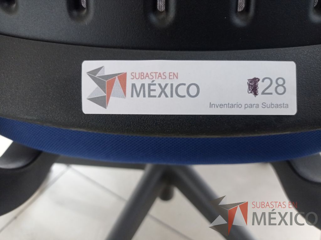 Lote 004 - Silla ejecutiva asiento de tela color azul respaldo en malla color negro con descansabrazos y ruedas - Imagen 3