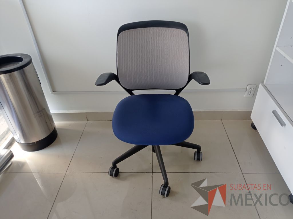 Lote 004 - Silla ejecutiva asiento de tela color azul respaldo en malla color negro con descansabrazos y ruedas - Imagen 5