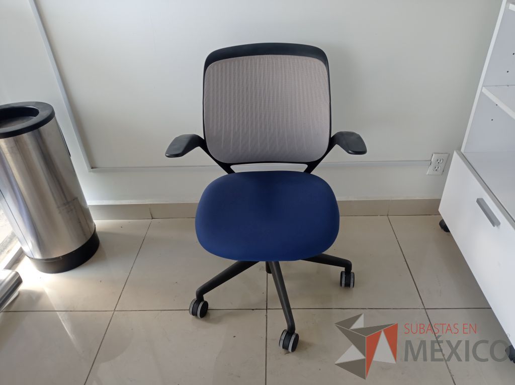Lote 004 - Silla ejecutiva asiento de tela color azul respaldo en malla color negro con descansabrazos y ruedas - Imagen 6