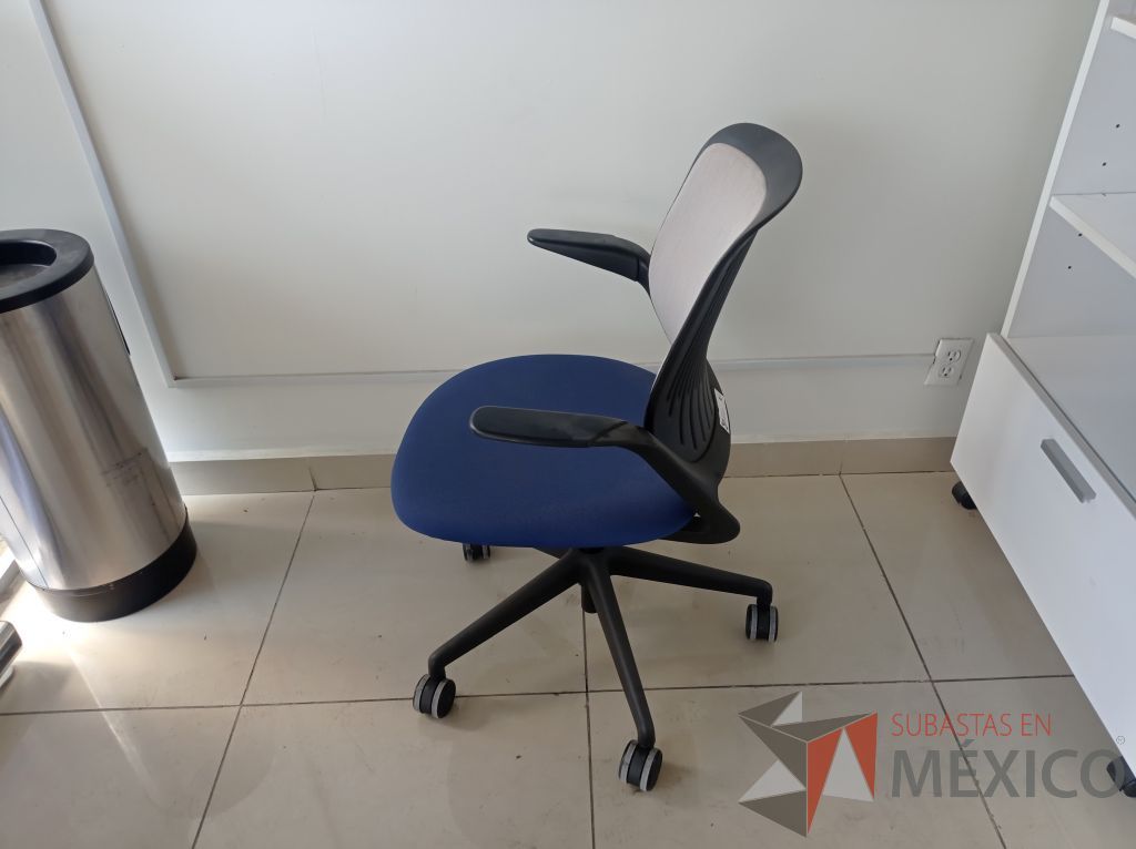 Lote 004 - Silla ejecutiva asiento de tela color azul respaldo en malla color negro con descansabrazos y ruedas - Imagen 7