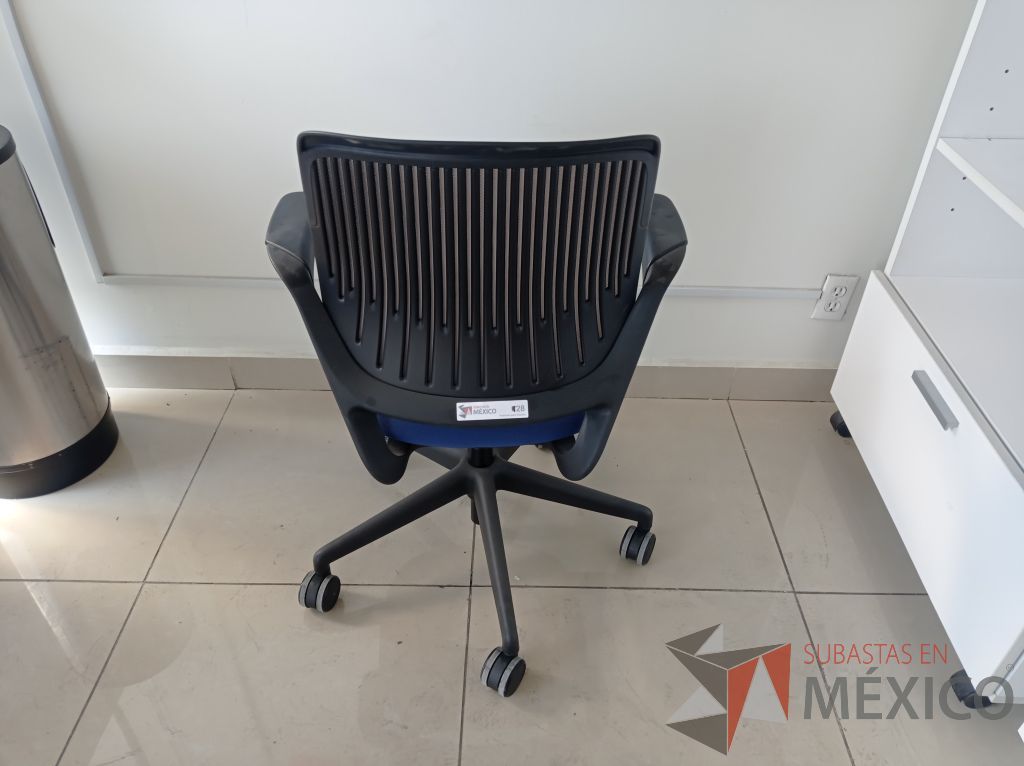 Lote 004 - Silla ejecutiva asiento de tela color azul respaldo en malla color negro con descansabrazos y ruedas - Imagen 9