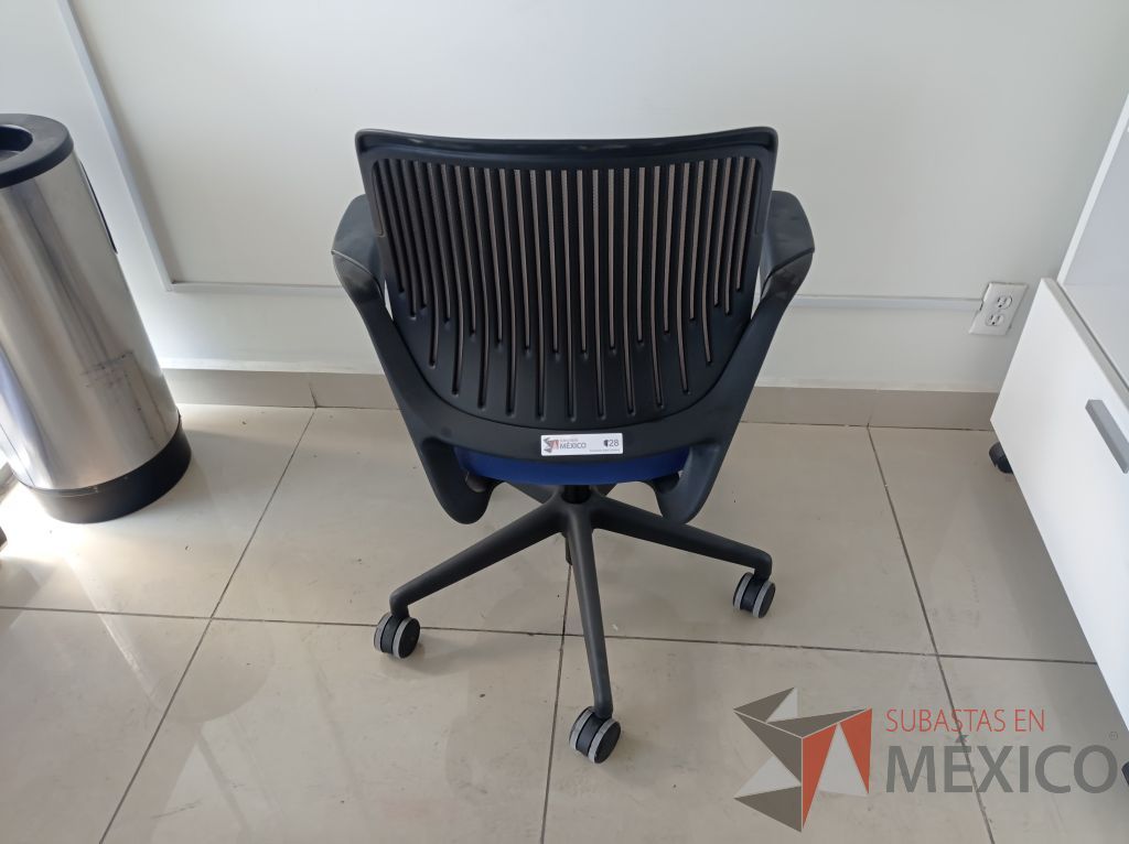 Lote 004 - Silla ejecutiva asiento de tela color azul respaldo en malla color negro con descansabrazos y ruedas - Imagen 10