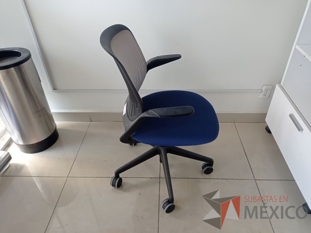 Lote 004 - Silla ejecutiva asiento de tela color azul respaldo en malla color negro con descansabrazos y ruedas - Imagen 11