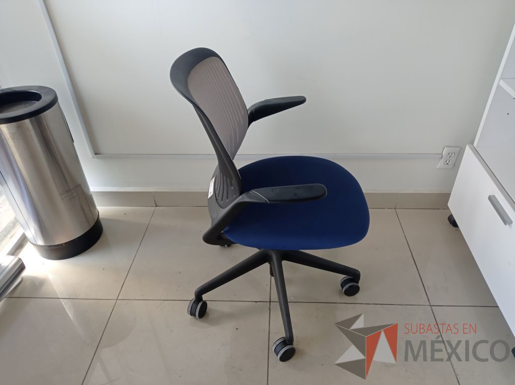 Lote 004 - Silla ejecutiva asiento de tela color azul respaldo en malla color negro con descansabrazos y ruedas - Imagen 12