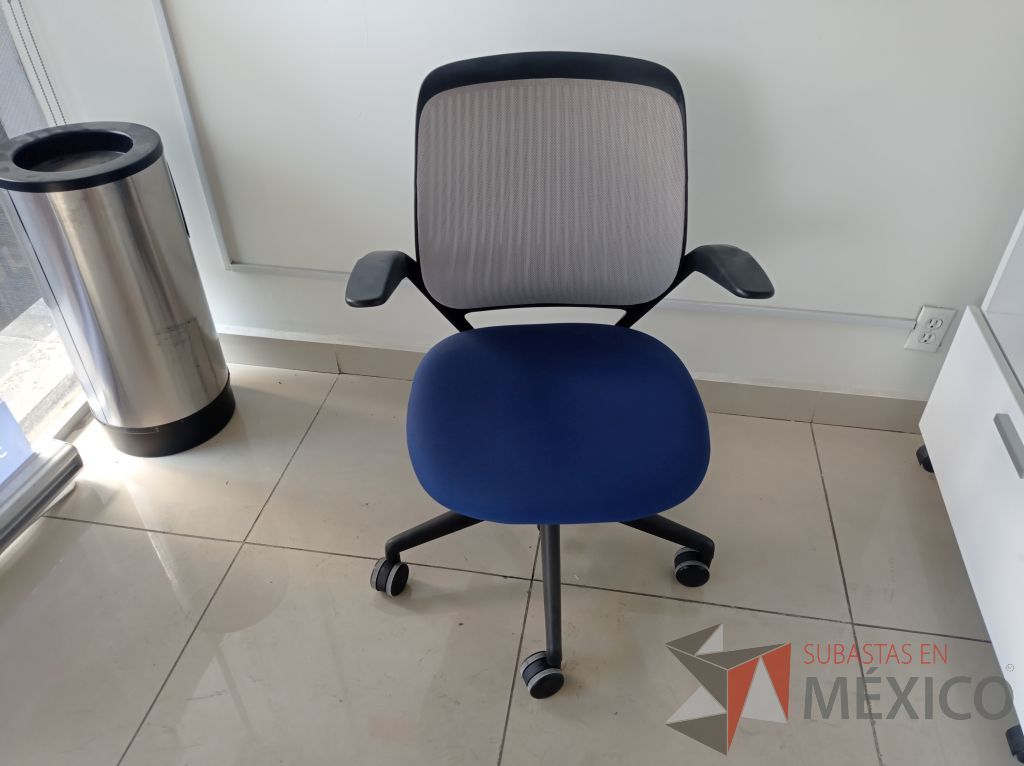 Lote 004 - Silla ejecutiva asiento de tela color azul respaldo en malla color negro con descansabrazos y ruedas