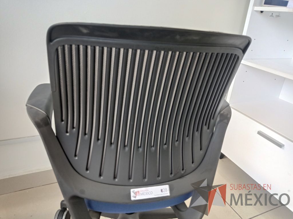 Lote 004 - Silla ejecutiva asiento de tela color azul respaldo en malla color negro con descansabrazos y ruedas - Imagen 13