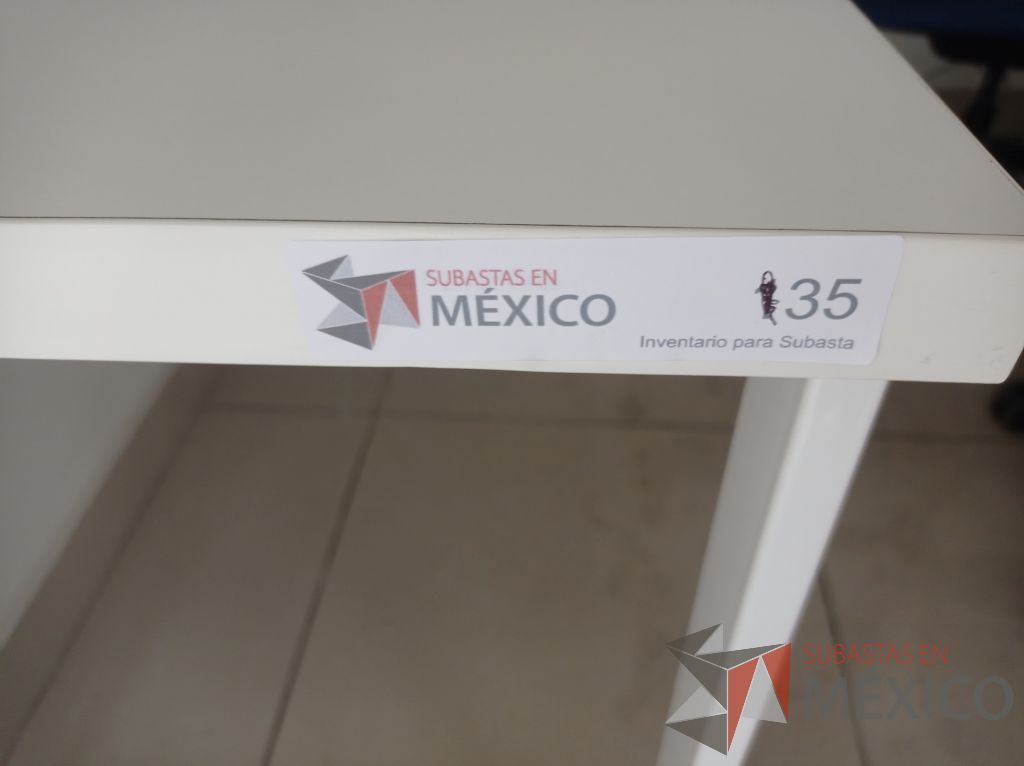 Lote 012 - Mesa de trabajo rectangular con patas metálicas y cubierta color blanco - Imagen 2