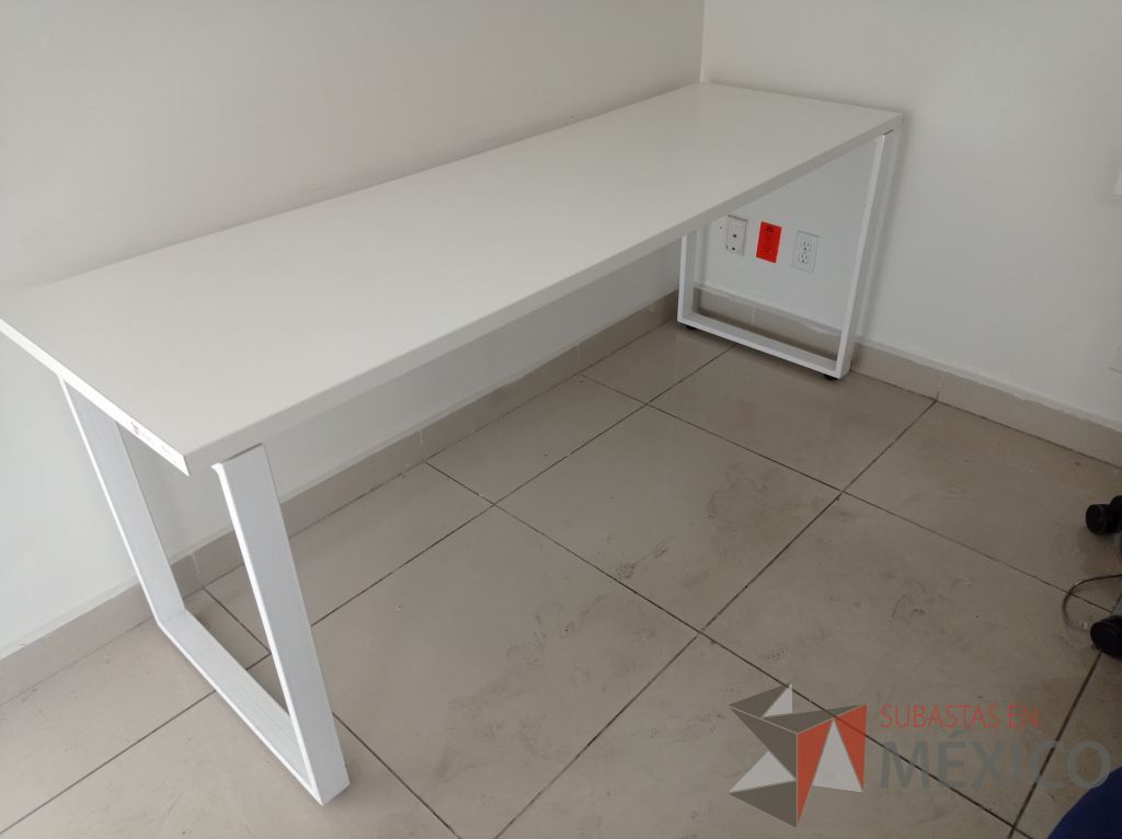 Lote 012 - Mesa de trabajo rectangular con patas metálicas y cubierta color blanco - Imagen 3