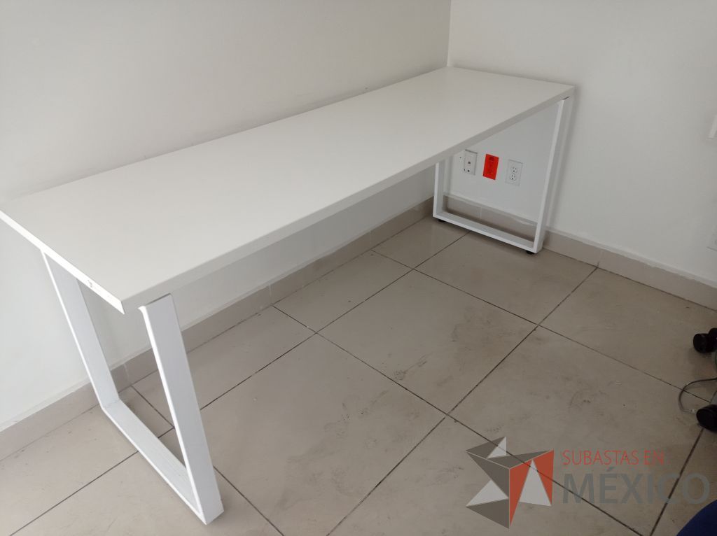 Lote 012 - Mesa de trabajo rectangular con patas metálicas y cubierta color blanco