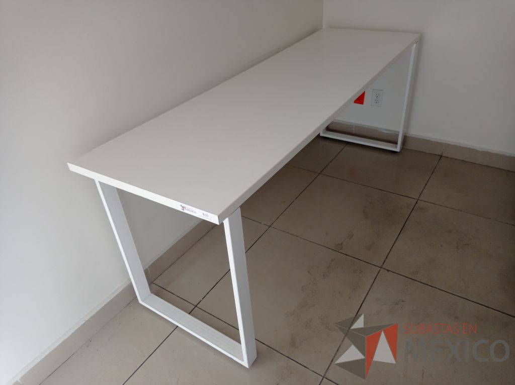 Lote 012 - Mesa de trabajo rectangular con patas metálicas y cubierta color blanco - Imagen 4