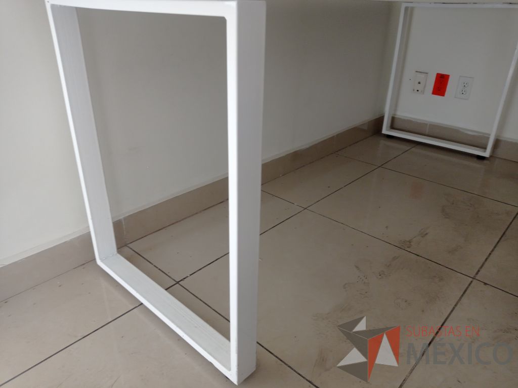 Lote 012 - Mesa de trabajo rectangular con patas metálicas y cubierta color blanco - Imagen 5