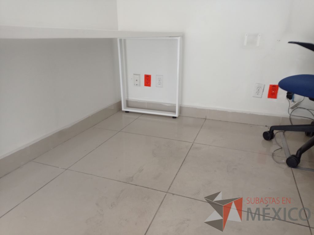 Lote 012 - Mesa de trabajo rectangular con patas metálicas y cubierta color blanco - Imagen 6