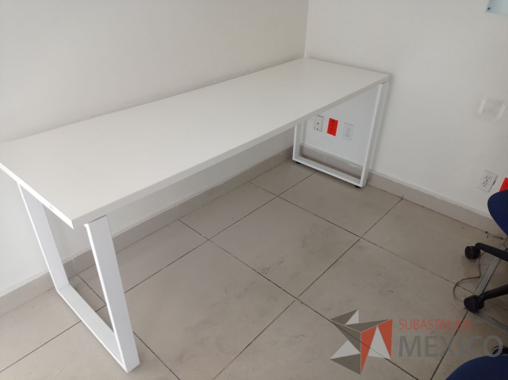 Lote 012 - Mesa de trabajo rectangular con patas metálicas y cubierta color blanco - Imagen 7