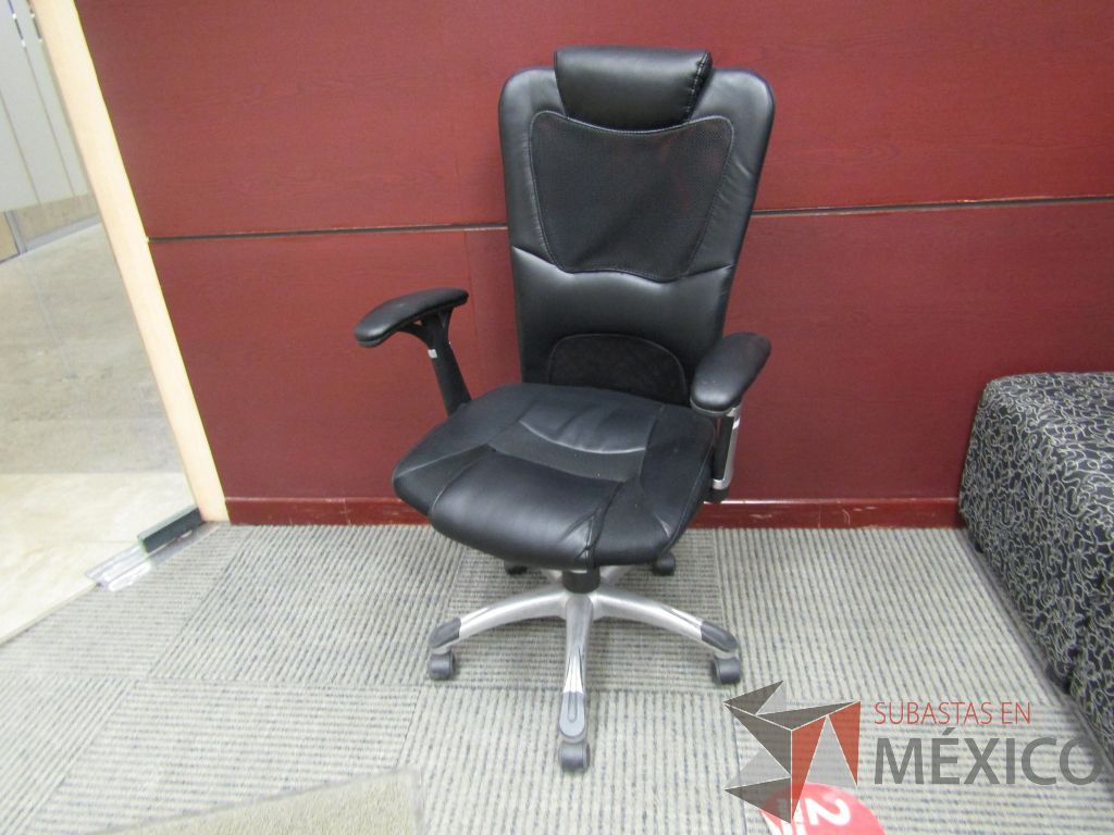 Lote 059 - Silla con ruedas, descansa brazos, asiento y respaldo tipo piel color negro - Imagen 2
