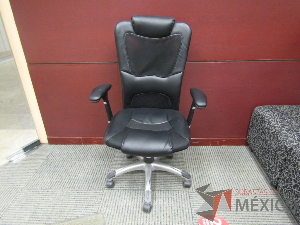 Lote 059 - Silla con ruedas, descansa brazos, asiento y respaldo tipo piel color negro