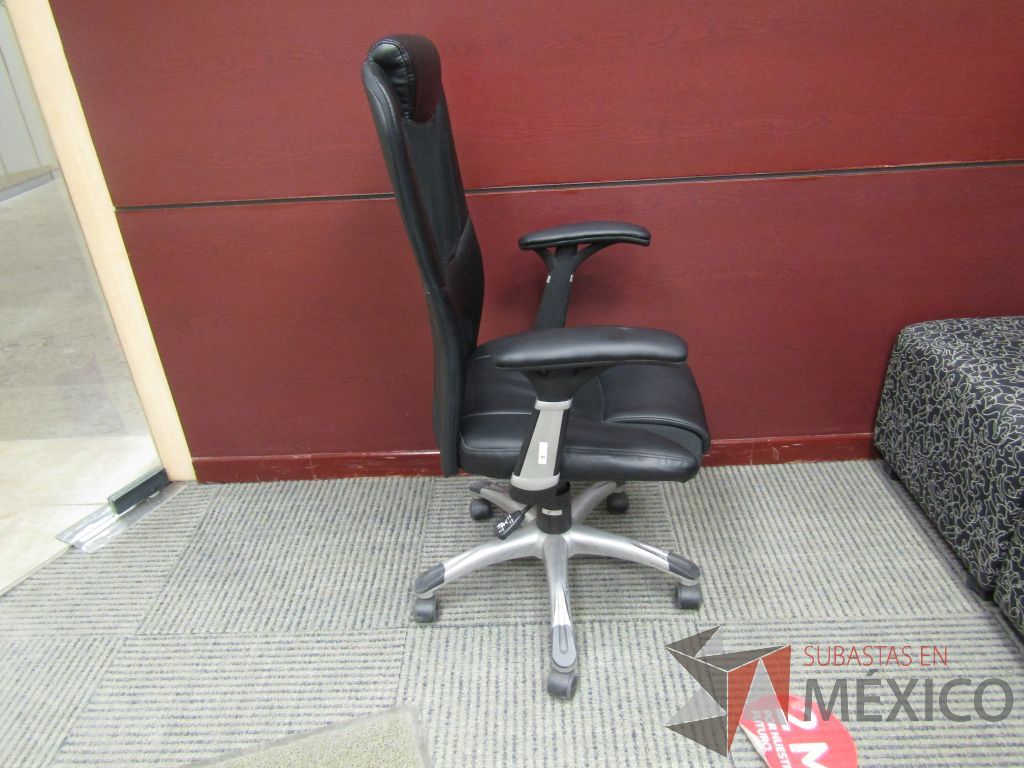 Lote 059 - Silla con ruedas, descansa brazos, asiento y respaldo tipo piel color negro - Imagen 3