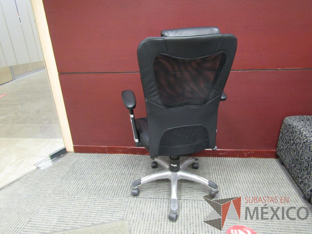 Lote 059 - Silla con ruedas, descansa brazos, asiento y respaldo tipo piel color negro - Imagen 4