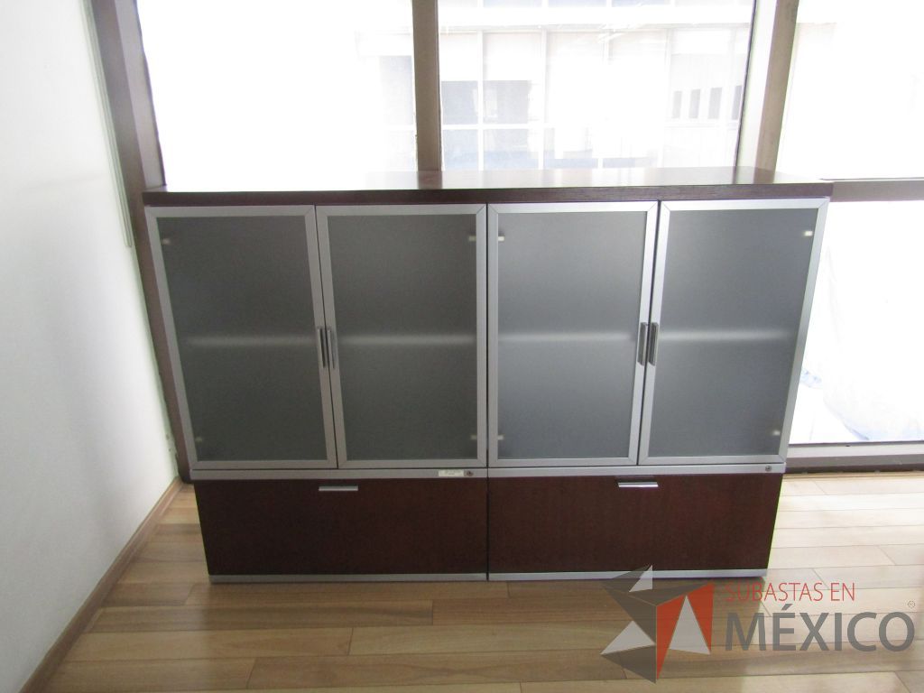 Lote 050 - 2 Credenzas de 2 cajones 4 puertas y cubierta color café