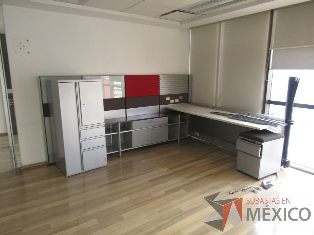 Lote 033 - Oficina ejecutiva con archivero móvil, Credenza de 4 puertas y gabinete metálico de 3 cajones y 2 puertas