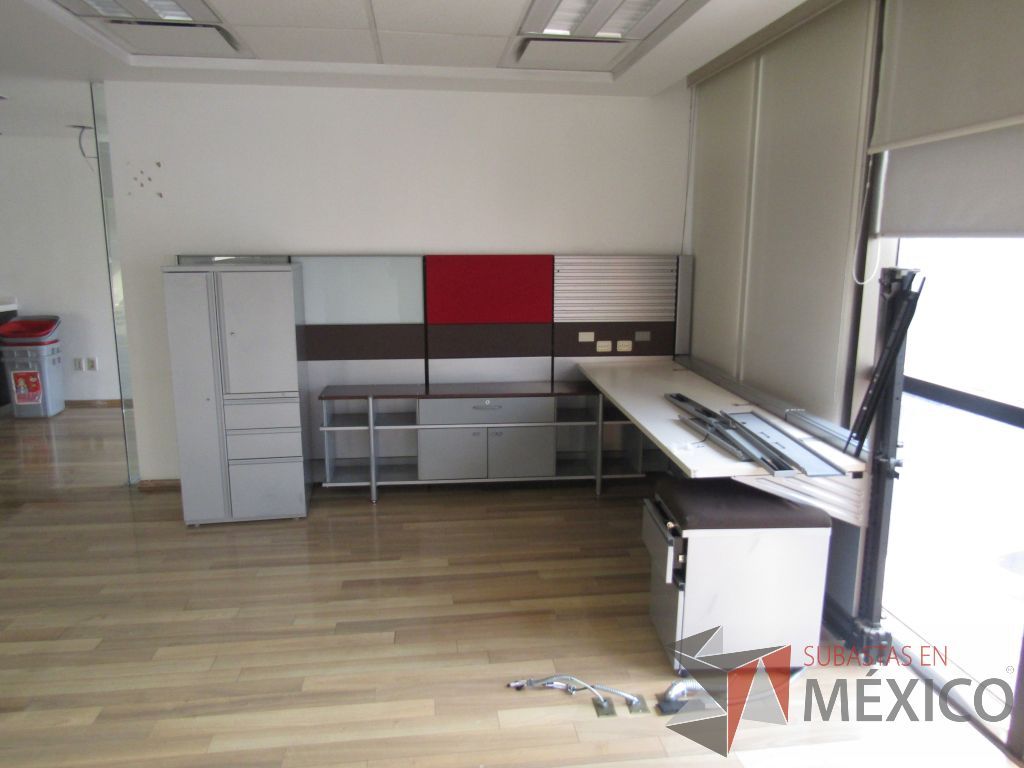 Lote 033 - Oficina ejecutiva con archivero móvil, Credenza de 4 puertas y gabinete metálico de 3 cajones y 2 puertas - Imagen 4
