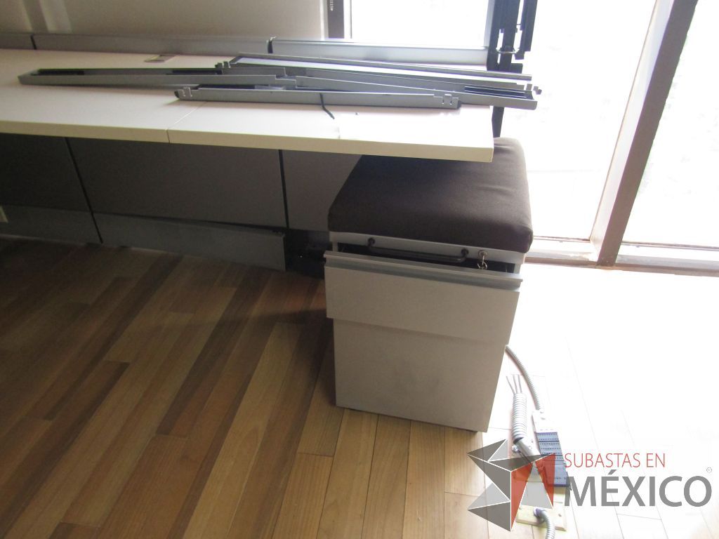 Lote 033 - Oficina ejecutiva con archivero móvil, Credenza de 4 puertas y gabinete metálico de 3 cajones y 2 puertas - Imagen 7
