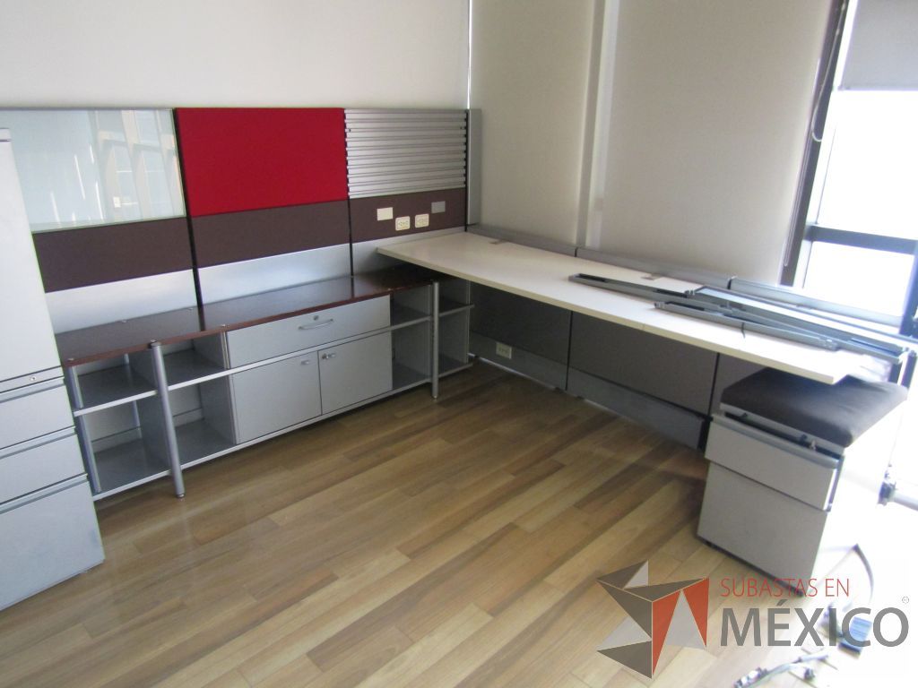Lote 033 - Oficina ejecutiva con archivero móvil, Credenza de 4 puertas y gabinete metálico de 3 cajones y 2 puertas - Imagen 8