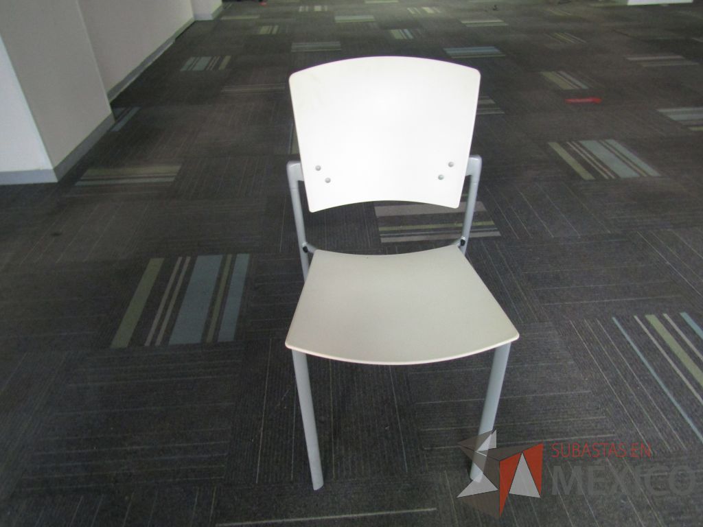 Lote 041 - 2 Sillas de comedor con 4 patas metálicas, asiento y respaldo liso color blanco