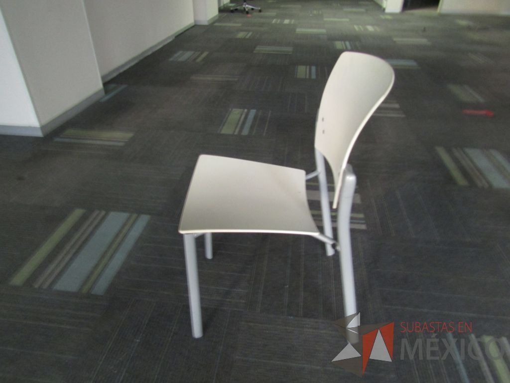 Lote 041 - 2 Sillas de comedor con 4 patas metálicas, asiento y respaldo liso color blanco - Imagen 2