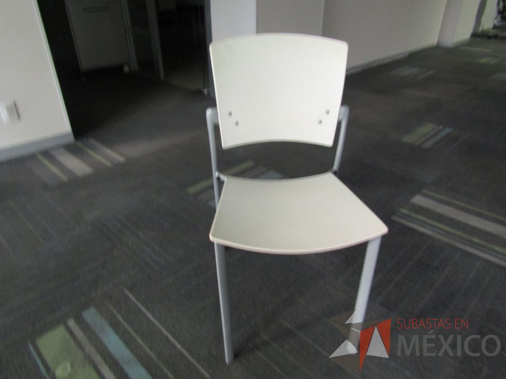 Lote 041 - 2 Sillas de comedor con 4 patas metálicas, asiento y respaldo liso color blanco - Imagen 4