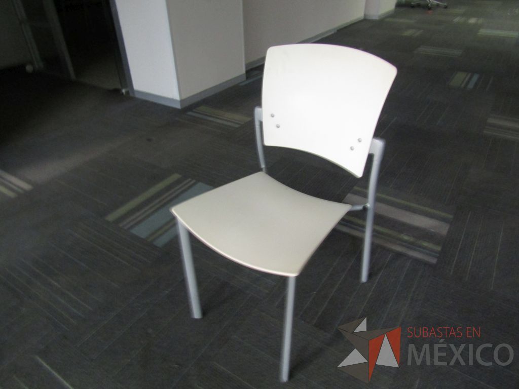 Lote 041 - 2 Sillas de comedor con 4 patas metálicas, asiento y respaldo liso color blanco - Imagen 5