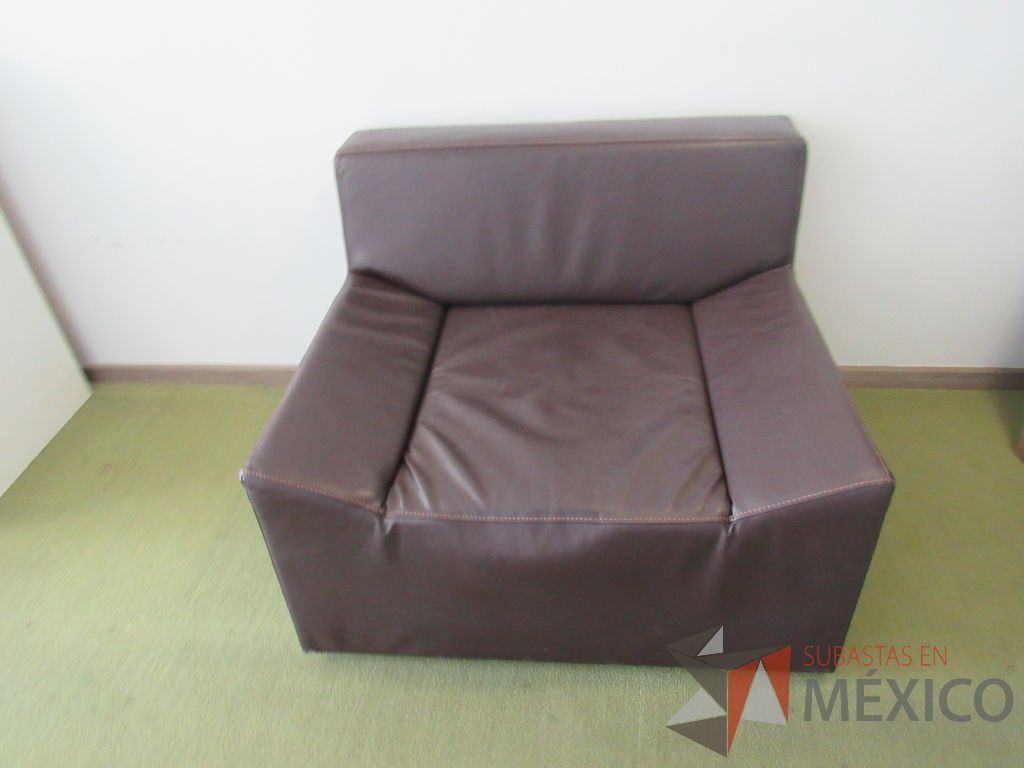 Lote 001 - Sillón de 1 plaza con asiento y respaldo tipo piel color café - Imagen 7