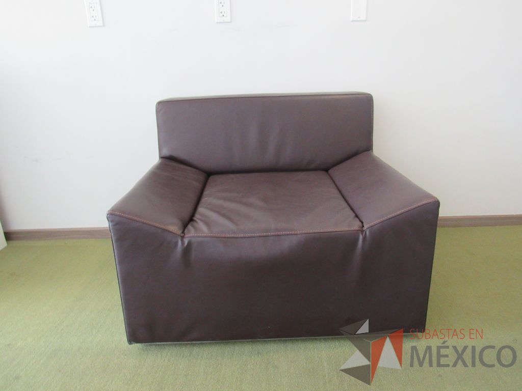 Lote 001 - Sillón de 1 plaza con asiento y respaldo tipo piel color café