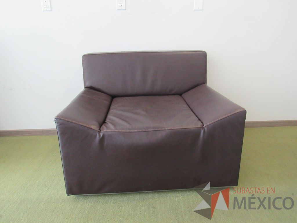 Lote 001 - Sillón de 1 plaza con asiento y respaldo tipo piel color café - Imagen 8
