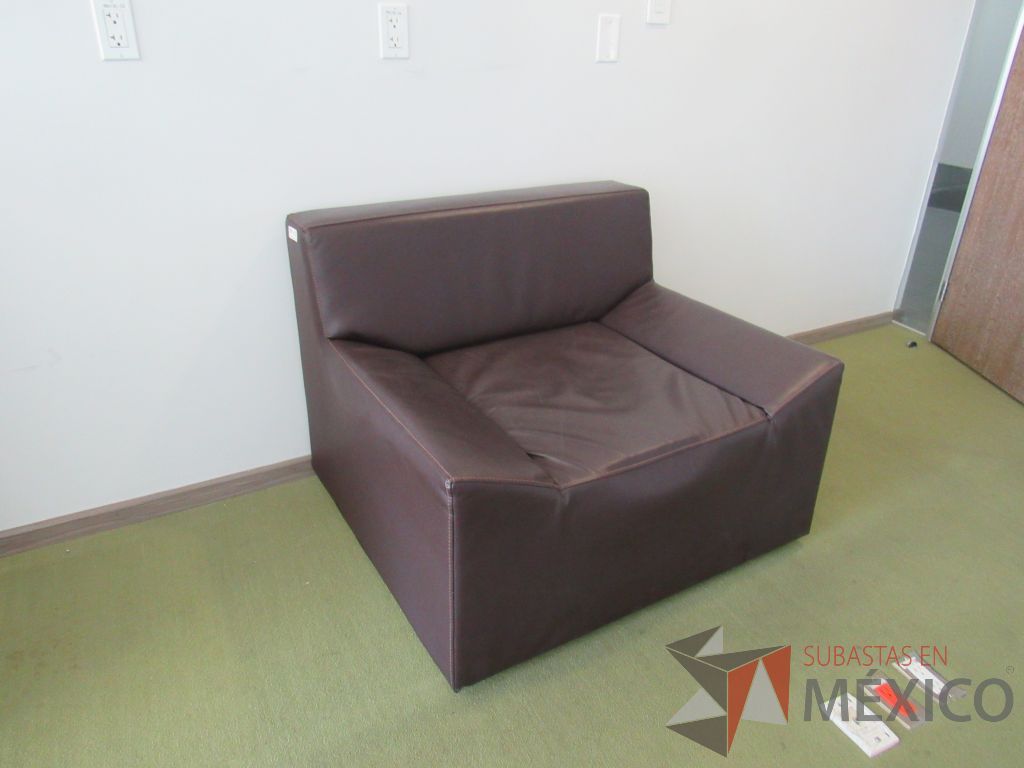 Lote 001 - Sillón de 1 plaza con asiento y respaldo tipo piel color café - Imagen 9